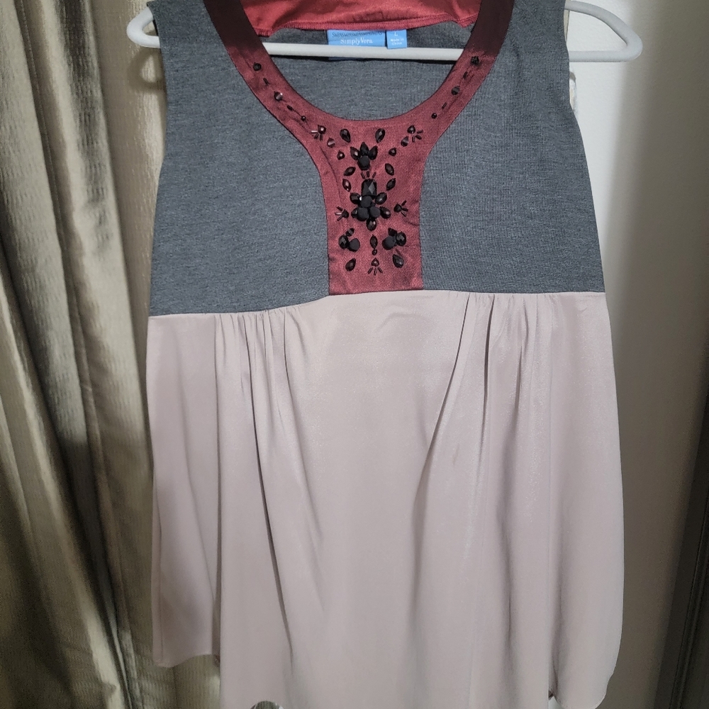 Vera Wang flowy dressy top